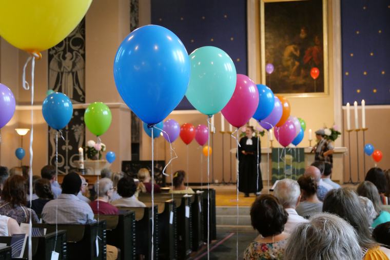 Festgottesdienst in der Hoffnungskirche mit bunten Luftballons zwischen den Bankreihen